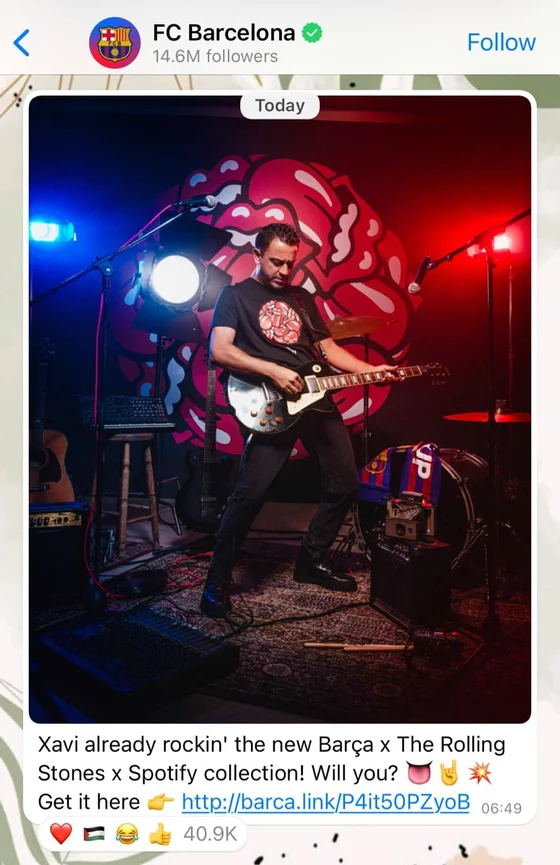 Esta é uma captura de tela que mostra o canal do time espanhol FC BArcelona no Whatsapp, nela há uma imagem de um homem tocando guitarra.