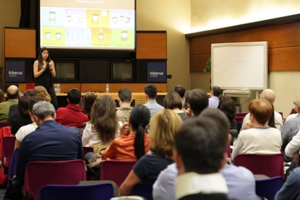 María Toledo impartiendo una clase de inbound marketing en Zaragoza para Hiberus Tecnología