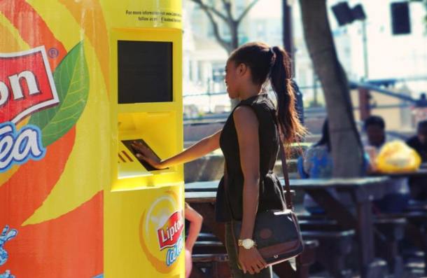 ambient-marketing-ejemplo-Lipton Ice Tea 2