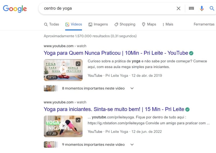 Esta é uma imagem que mostra a página de pesquisa do Google com vídeos de Yoga em destaque