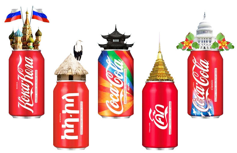 Esta é uma imagem que mostra 3 latinhas de Coca-Cola, um exemplo de marketing global, pois em cada região a marca usa um design diferente.