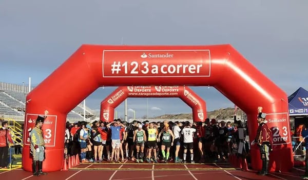 Esta é a imagem da largada do evento Santander 1 2 3 a correr