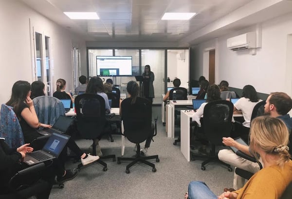 Esta é uma imagem que mostra uma equipe em ambiente corporativo
